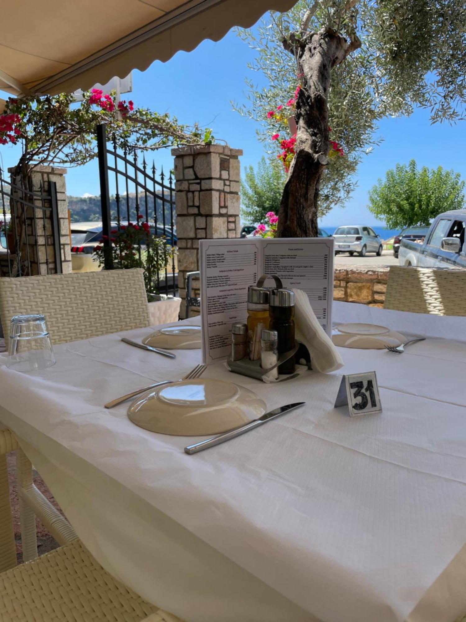 Rondo'S Hotel Himare Exterior photo